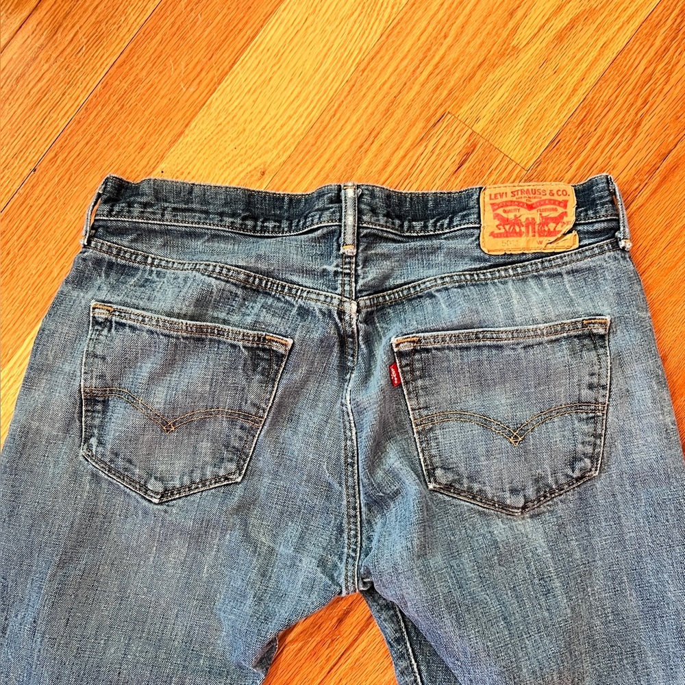 LEVI’S MEN'S 501 ORIGINAL JEANS WITH SMALL RIGHT LEG CUT/TEAR W34 L32